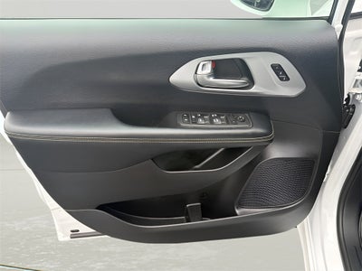 2022 Chrysler Pacifica Touring L CARBRAVO!