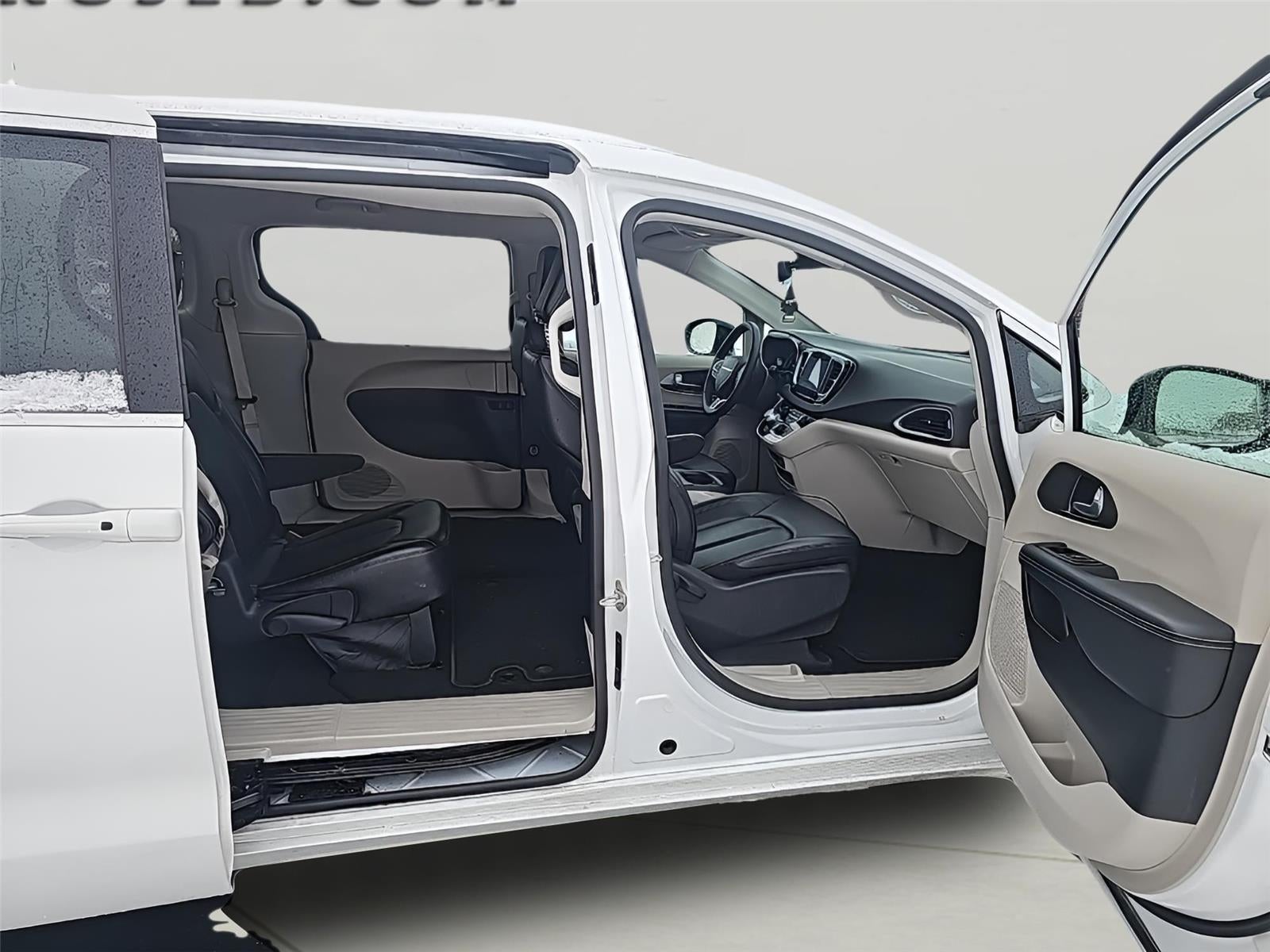 2024 Chrysler Pacifica Touring L Fresh Trade! Remote Start, Power Rear Doors, Power