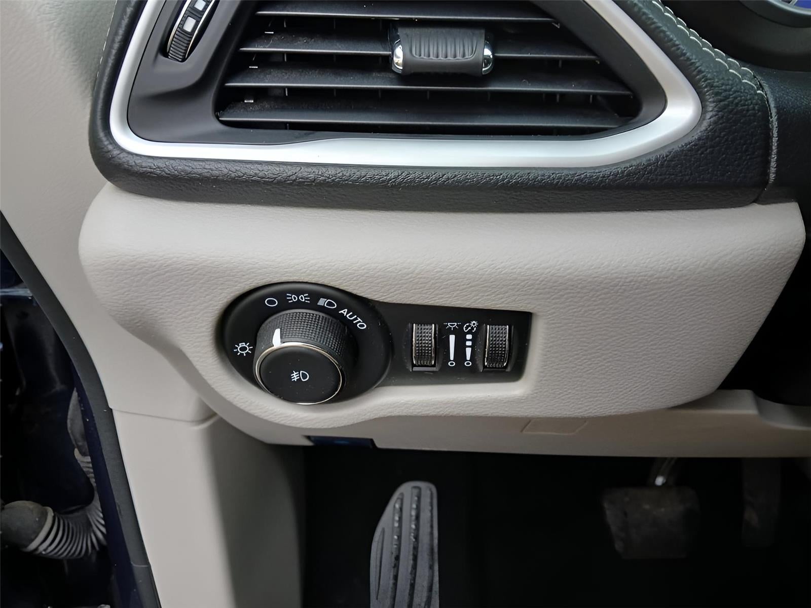 2024 Chrysler Pacifica Touring L **SMART BUY $575/Monthly**