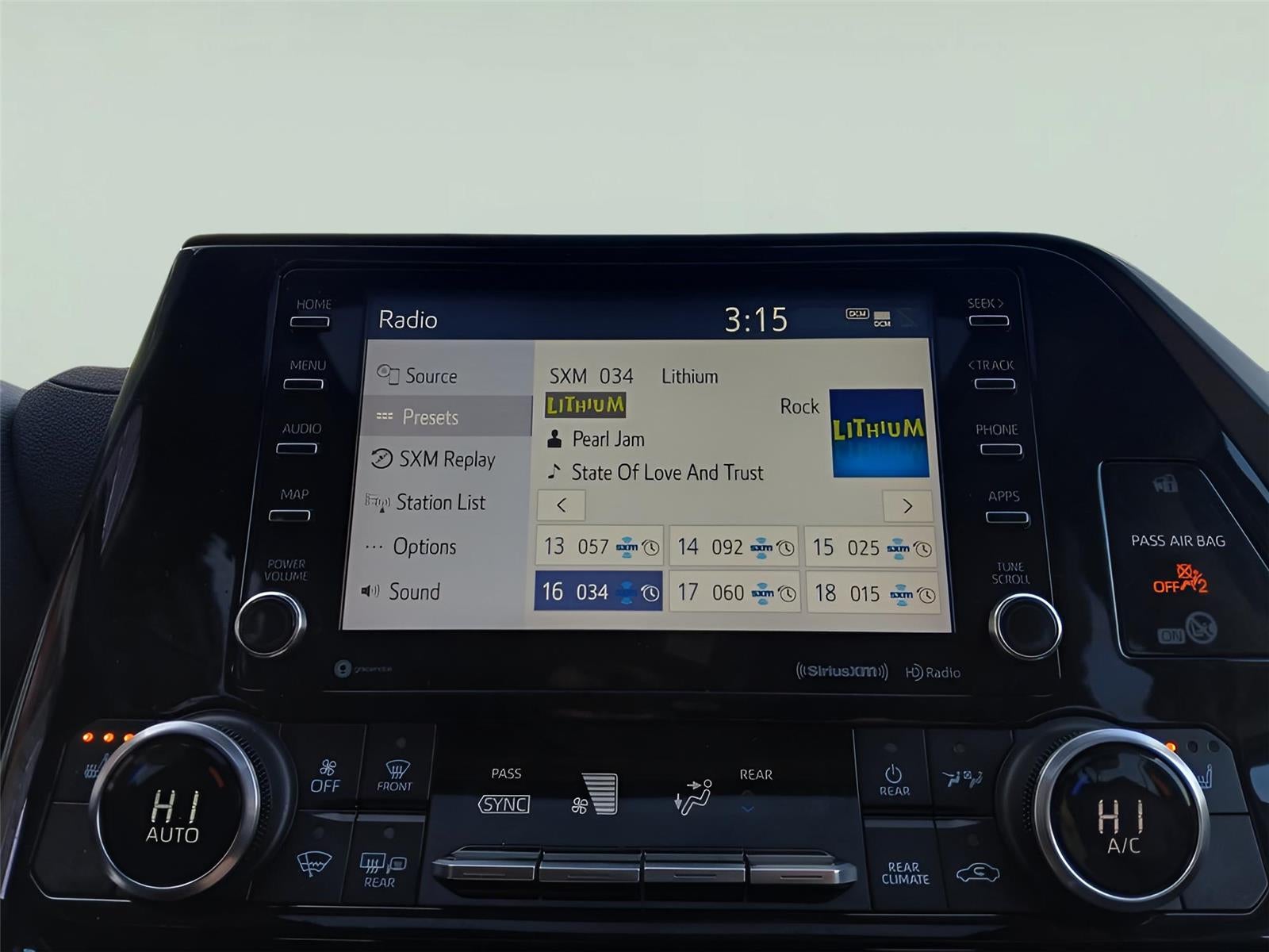 2022 Toyota Highlander Hybrid XLE