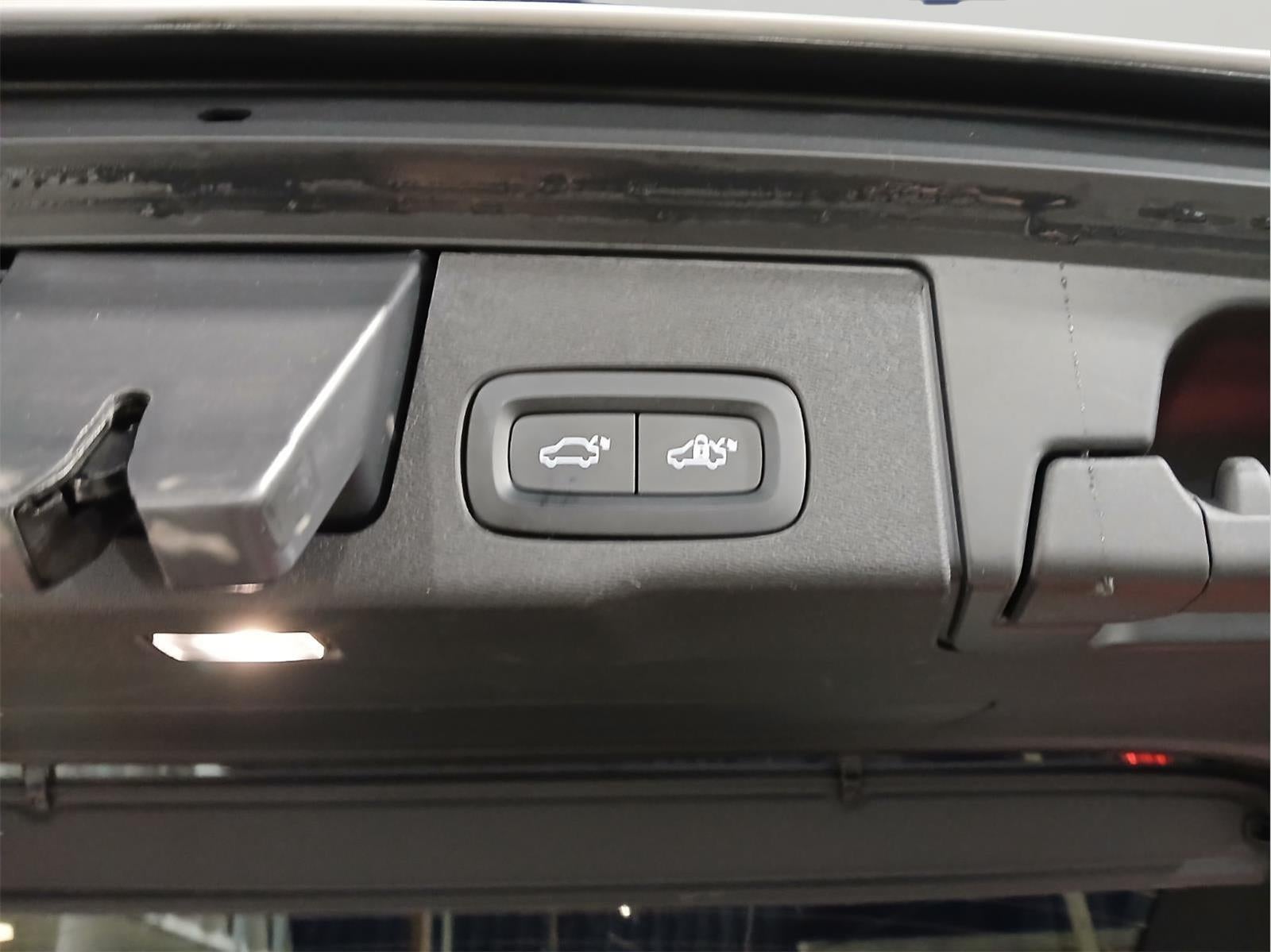 2023 Volvo XC60 Plus Dark Theme