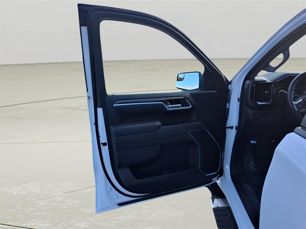 2025 Chevrolet Silverado 1500 LT V8 With Assist Steps and Hard Tonneau Cover!